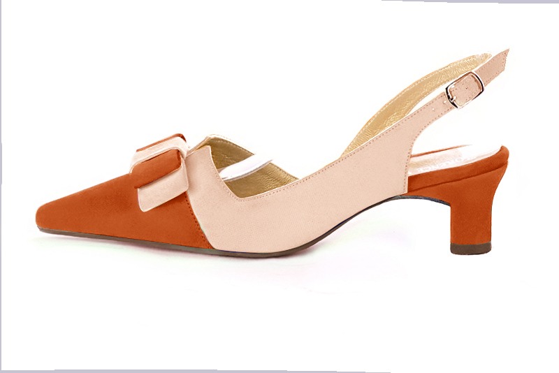 Terracotta orange and powder pink women's open back shoes, with a knot. Tapered toe. Low kitten heels. Profile view - Florence KOOIJMAN